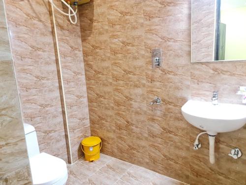 Koupelna v ubytování AL NOOR RESIDENCY