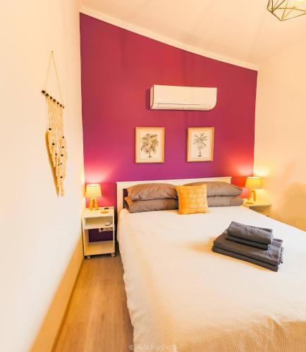Character 2BR Upper Retreat with BBQ Terrace Parking
