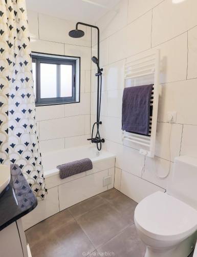 Character 2BR Upper Retreat with BBQ Terrace Parking