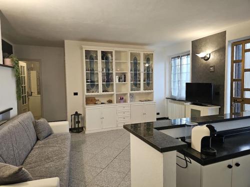 a living room with a couch and a counter top at La Casa della Lavanda in Borgo Adorno