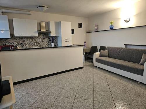a living room with a couch and a bar in a room at La Casa della Lavanda in Borgo Adorno