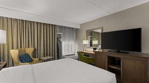 Μια τηλεόραση ή/και κέντρο ψυχαγωγίας στο Hampton Inn Bloomington