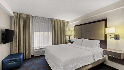 Ένα ή περισσότερα κρεβάτια σε δωμάτιο στο Hampton Inn Bloomington