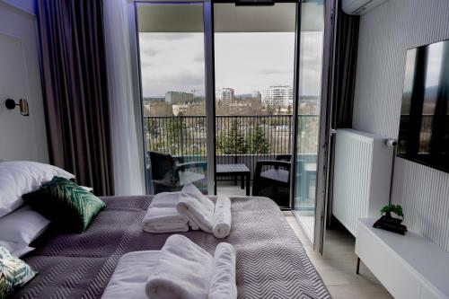 Postel nebo postele na pokoji v ubytování APARTAMENT WRAŻEŃ Kraków