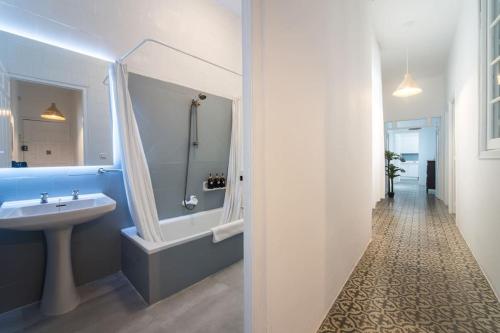 ein Badezimmer mit einem Waschbecken und einer Badewanne neben einem WC in der Unterkunft Apartment Mosaic Giralda in Sevilla