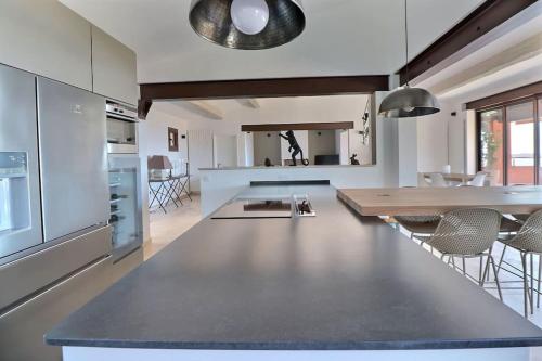 - une grande cuisine avec une grande île dans l'établissement By Elodie Face à la mer, à Hyères