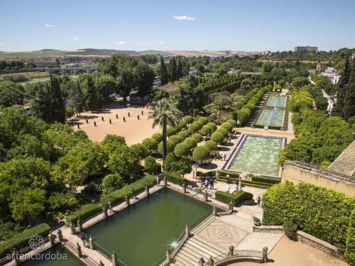 una vista aérea de un parque con una piscina de agua en Dúplex en el centro de Córdoba, en Córdoba
