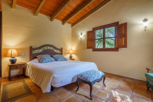 Un dormitorio con una cama grande y una ventana en Es Pouet de Son Maiol, en Santa Maria del Camí