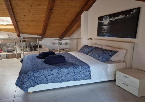 アジェーロラにあるCasa Vacanze Marelunaのベッドルーム1室(大型ベッド1台、青い毛布付)