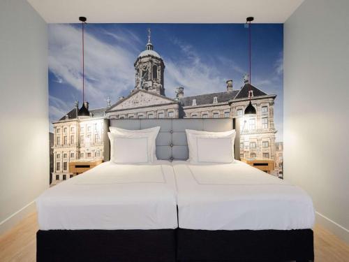 een slaapkamer met een groot bed voor een gebouw bij Swissôtel Amsterdam in Amsterdam