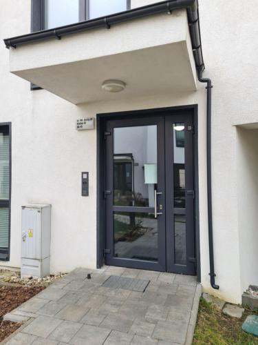 an open door of a house with aphalt at Apartament z kuchnią dla 4 osób w centrum Bydgoszczy in Bydgoszcz