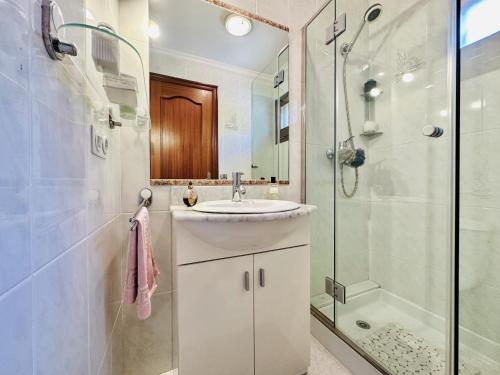 een badkamer met een wastafel en een douche bij Armonia Costabravasi in Santa Cristina d'Aro