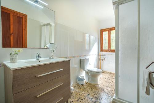 Koupelna v ubytování Casa SES SAVINES BEACH Cala Llombards by Mallorca Villa Selection
