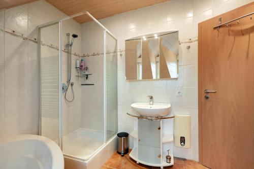 La salle de bains est pourvue d'une douche, d'un lavabo et de toilettes. dans l'établissement Ferienwohnung Katharina, à Laufeld