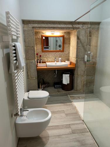een badkamer met een toilet en een wastafel bij O refugio in Tui
