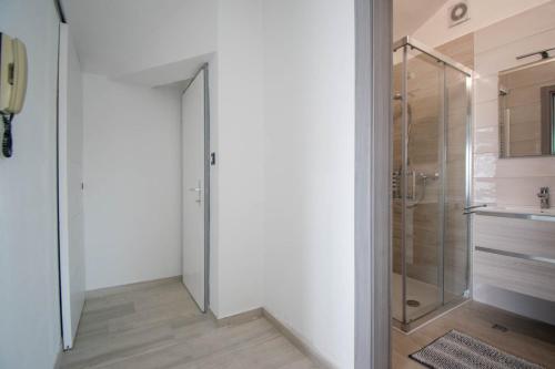 uma casa de banho com um chuveiro e uma porta de vidro em Villa Pia em Pula