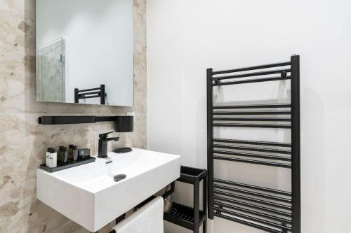 Pristine 1BR Suite, Quick to City by HM