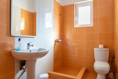 Vila Konomi tesisinde bir banyo
