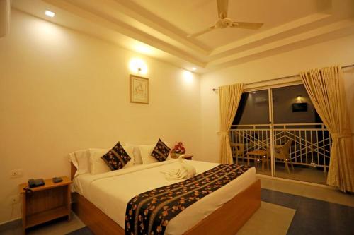 um quarto com uma cama e uma janela em Hill View Resort Munnar em Anachal