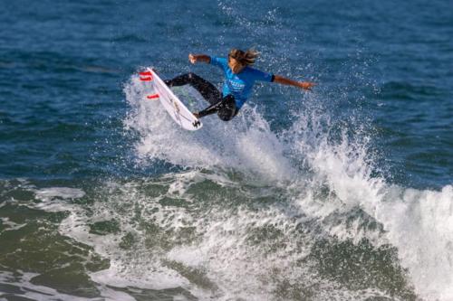 a person riding a wave on a surfboard in the ocean at Apartamento Encantador Penha Beto Carrero World in Penha
