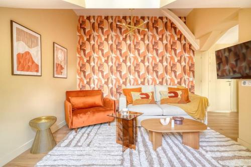 un salon avec un canapé et une chaise dans l'établissement 4D#Appart 4Pers # 1 Chambre # Commerce # Paris 15#AC, à Paris