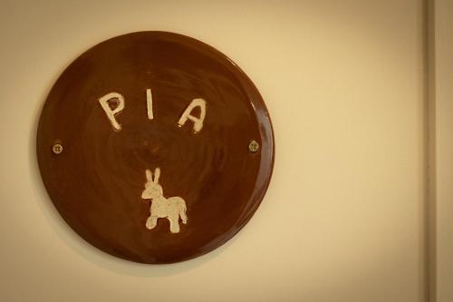 a brown clock with the word pan on a wall at B & B De Romeinse Katzei in Borgloon