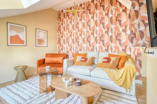 un salon avec un canapé et une table dans l'établissement 4D#Appart 4Pers # 1 Chambre # Commerce # Paris 15#AC, à Paris