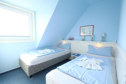 ヴェニングシュテットにあるDuenenrose Hoeberの青い部屋(ベッド2台、窓付)