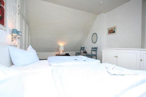 ヴェスターラントにあるStadler Kirchenwegのベッドルーム1室(白いシーツ付きのベッド1台、窓付)