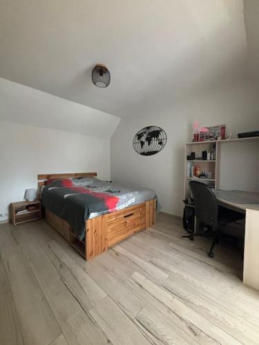 um quarto com uma cama, uma secretária e uma mesa em Maison aux Portes de Paris em Vitry-sur-Seine