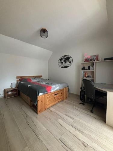 une chambre avec un lit, un bureau et une table dans l'établissement Maison aux Portes de Paris, à Vitry-sur-Seine