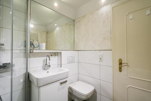 a bathroom with a sink and a toilet and a mirror at Wattkoje in Braderup