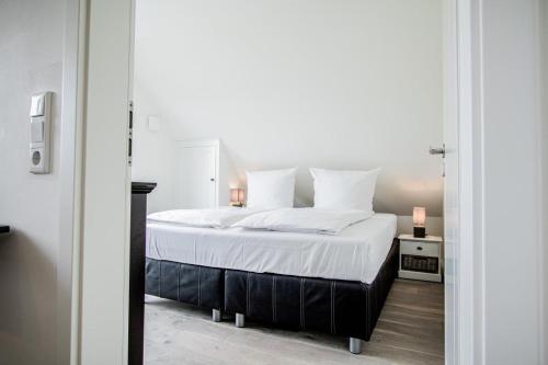 ヴェニングシュテットにあるAsgardのベッドルーム1室(白いシーツと枕のベッド1台付)
