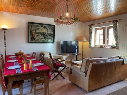 un salon avec une table et un canapé dans l'établissement Maison de vacances 3 étoiles avec jardin à Trégastel, proche plage - FR-1-542-62, à Trégastel