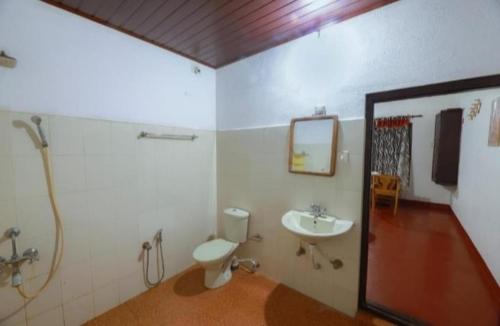 y baño con lavabo, aseo y espejo. en Dream Catcher Beach Home Marari, en Mararikulam