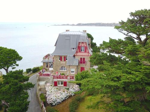 Photo de la galerie de l'établissement Appartement dans villa | 4 étoiles | Jardin | Tennis | Parking | Côte de Granit Rose - FR-1-542-61, à Perros-Guirec