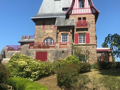 Photo de la galerie de l'établissement Appartement dans villa | 4 étoiles | Jardin | Tennis | Parking | Côte de Granit Rose - FR-1-542-61, à Perros-Guirec