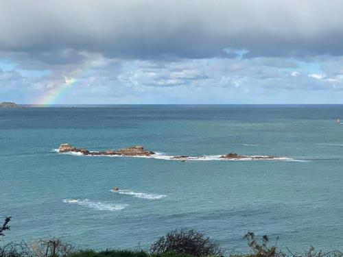 Photo de la galerie de l'établissement Appartement dans villa | 4 étoiles | Jardin | Tennis | Parking | Côte de Granit Rose - FR-1-542-61, à Perros-Guirec