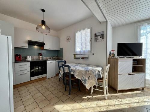 Photo de la galerie de l'établissement Maison Familiale à 2 Pas de la Plage et Forêt, 3 Pièces, 5 Couchages - St-Georges-d'Oléron - FR-1-246A-290, à Saint-Georges-dʼOléron