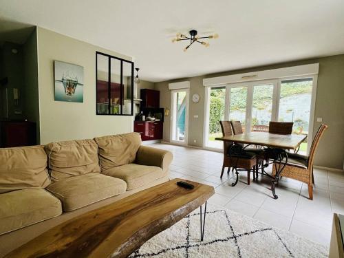 un salon avec un canapé et une table dans l'établissement Appartement Confort 4 Pers. avec Terrasse et Jardin - Proche Centre Cambo - FR-1-495-135, à Cambo-les-Bains