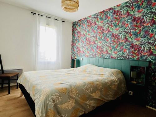 une chambre avec un lit avec un papier peint fleuri dans l'établissement Appartement Confort 4 Pers. avec Terrasse et Jardin - Proche Centre Cambo - FR-1-495-135, à Cambo-les-Bains