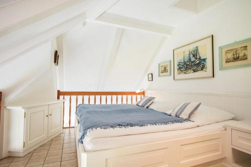 1 dormitorio con 1 cama en una habitación en Alte Mühle, en Keitum
