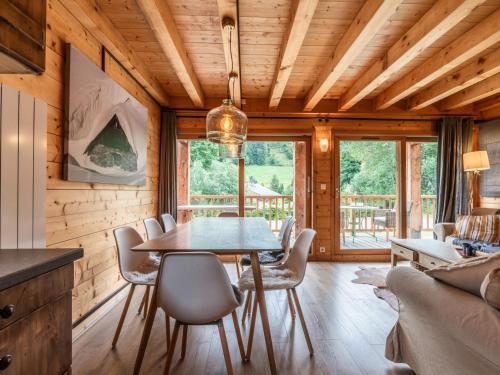 une salle à manger avec une table et des chaises dans l'établissement Chalet spacieux avec sauna et WiFi aux Gets - FR-1-671-259, aux Gets