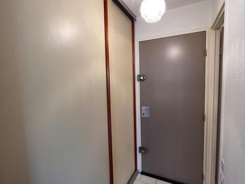 uma porta num quarto com piso em azulejo em Studio Saint-Cyprien, 1 pièce, 2 personnes - FR-1-753-20 em Saint-Cyprien