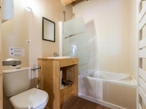 une salle de bain avec toilettes, lavabo et baignoire dans l'établissement Chalet spacieux avec sauna et WiFi aux Gets - FR-1-671-259, aux Gets