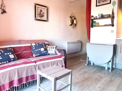 un salon avec un canapé et une table dans l'établissement Joli T2 avec balcon vue mer et parking à Collioure - FR-1-309-433, à Collioure