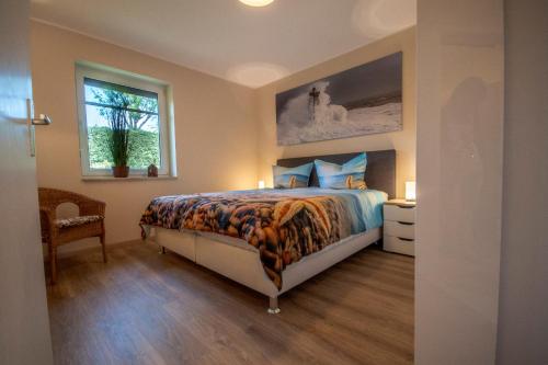 een slaapkamer met een bed en een raam bij Hund und Meer in Cuxhaven