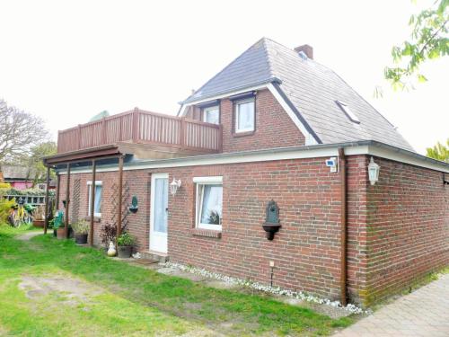 a brick house with a balcony on top of it at Krauthahn Anbau in Westerland (Sylt)