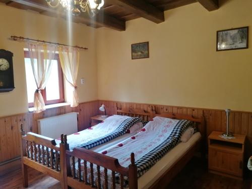 1 dormitorio con cama y ventana en Jakuzzis,Szaunás,Kerkavendégház-Őrség-Csesztreg-Kerkaujfalu en Csesztreg