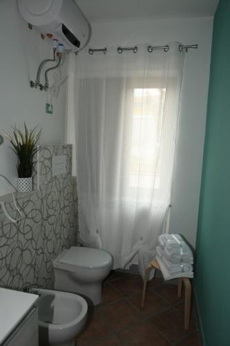 a bathroom with a toilet and a sink at CASAMMARE in Battipaglia